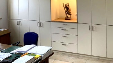 Arbeitszimmer mit Schreibtisch und Einbau-Aktenschrank