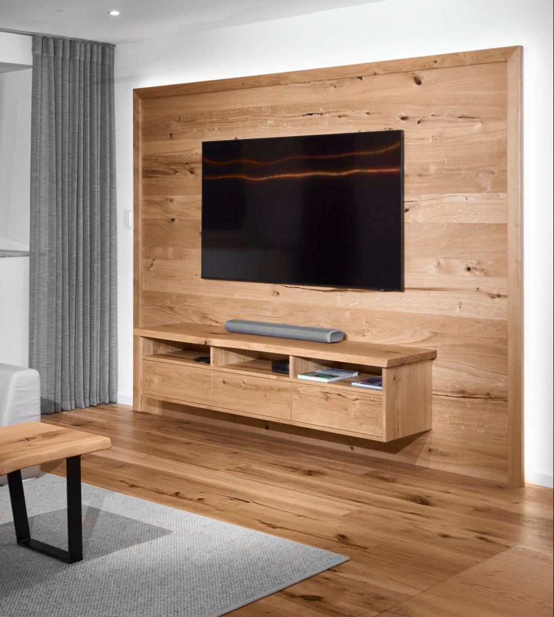 TV-Holzwand mit Fernsehkommode